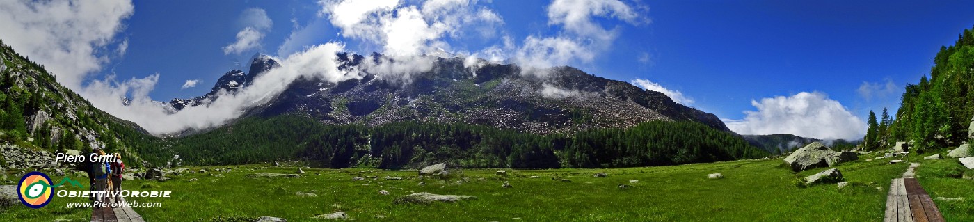 16 La piana con la Cima di Preda Rossa e i Corni Bruciati.jpg